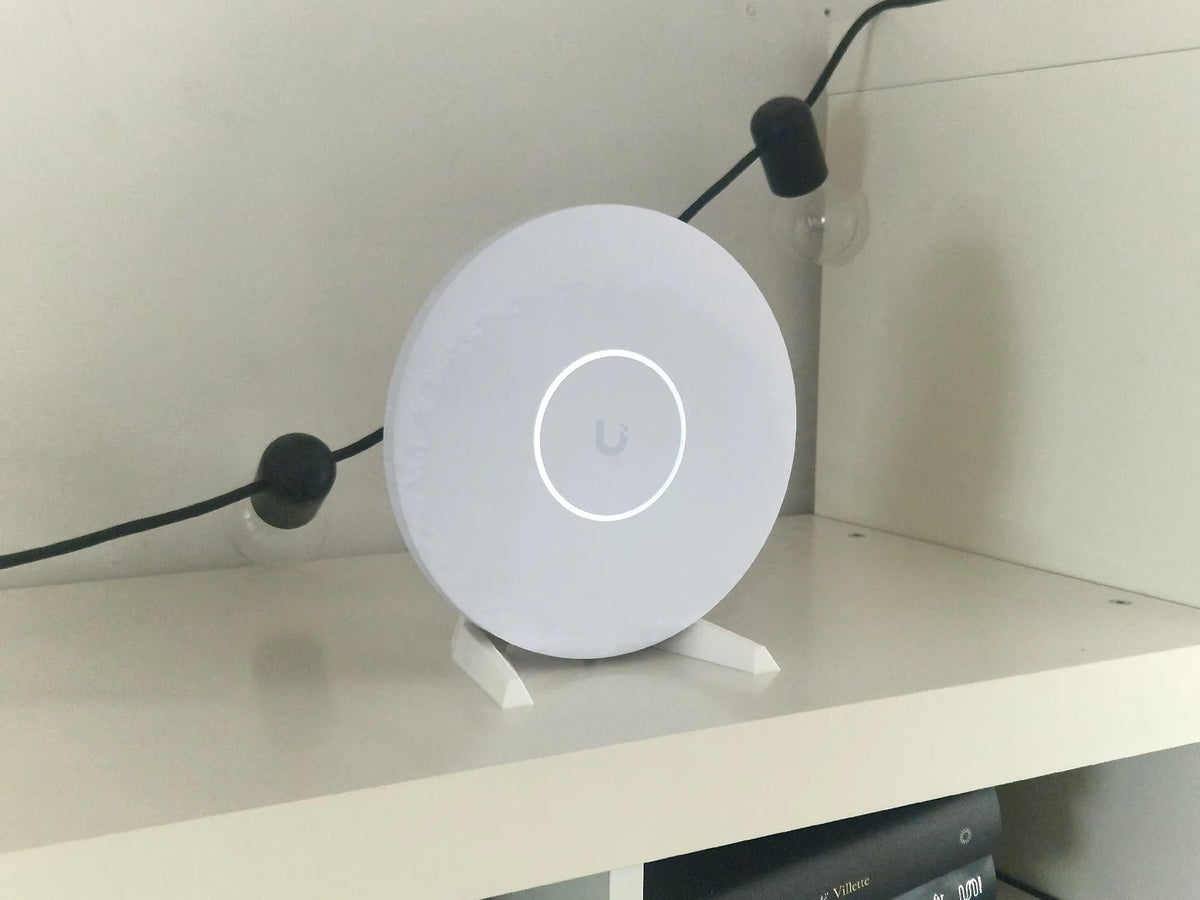 Heavy-Duty Desk Stand for Ubiquiti UniFi U7 Pro XG / XGS | Heat-Resistant Vertical Mount | Premium Print